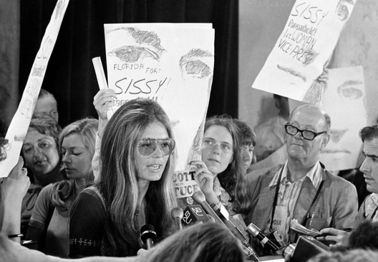 Gloria Steinem lors d'une conférence pour les droits des femmes